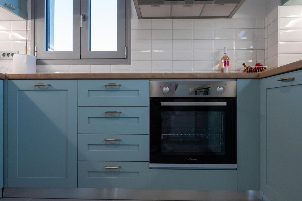 Villa Akalli kitchen with full-size oven, stovetop, and modern appliances