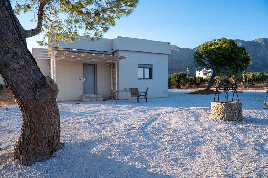 Villa Akalli outdoor terrace with dining area and mountain views